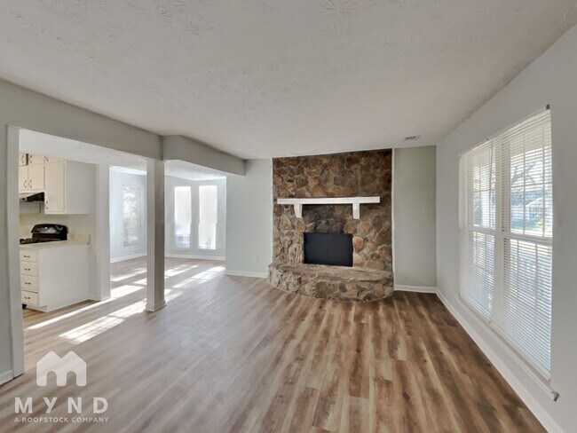 Building Photo - 3050 Brook Hollow Dr