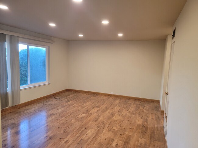 Foto del edificio - 132 Locksley Ave