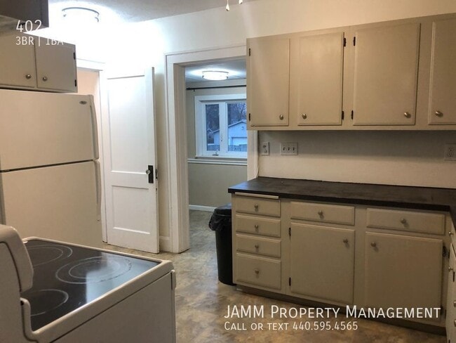 Building Photo - 3-Bedroom Wadsworth Charmer!