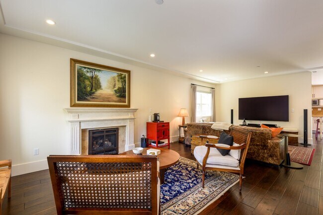 Foto del edificio - Remodeled Mediterranean in the Highly Sought after Mount Carmel Neighborhood