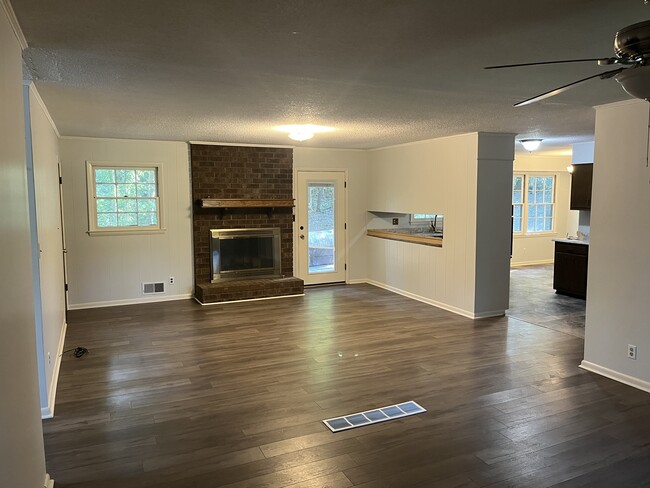 Building Photo - 320 Beaverdam Rd