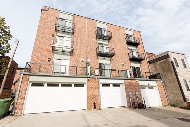 Foto del edificio - Must-see 3 Bedroom Townhome with Attached ...
