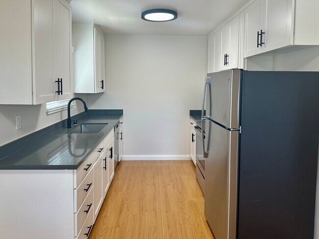 Foto del edificio - Spacious 2 Bedroom a Bath Upstairs Apartme...