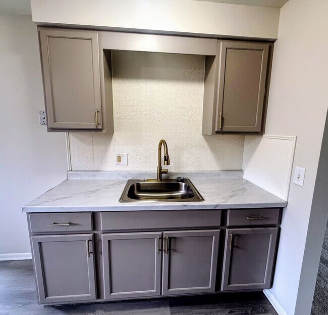 Foto del edificio - Two bedroom one bathroom apartment for rent
