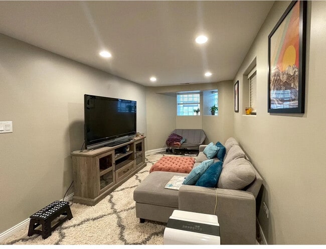 Foto del edificio - 2730 N Wilton Ave