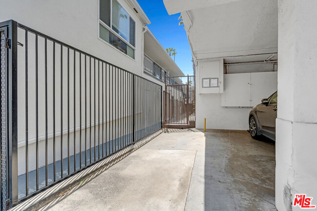 Building Photo - 937 5th St