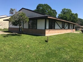 Building Photo - 308 Knollwood Dr