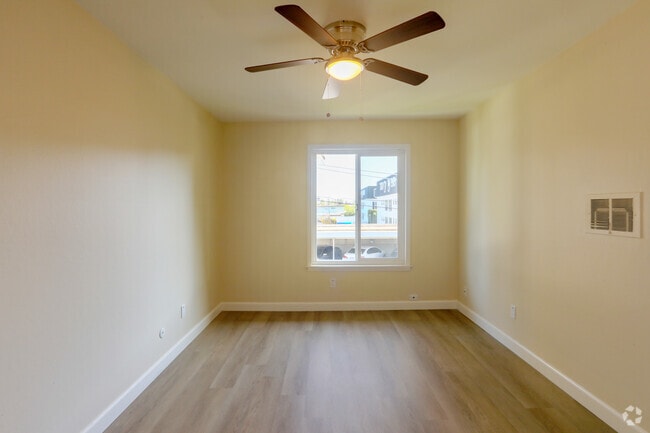 1BR, 1bA - 545SF - Bedroom - Latham Court Apartments