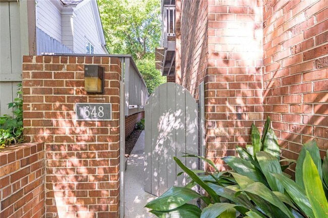 Foto del edificio - 648 Cleburne Terrace NE