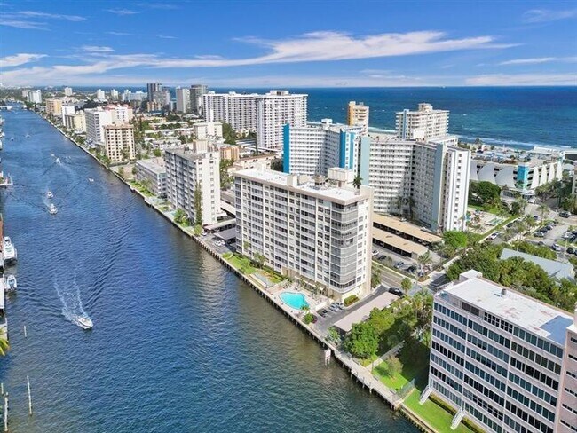Foto del edificio - 299 N Riverside Dr