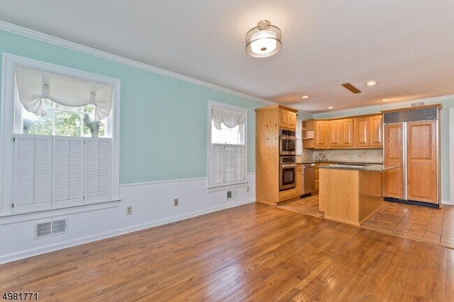 Building Photo - 53 Murray Hill Square