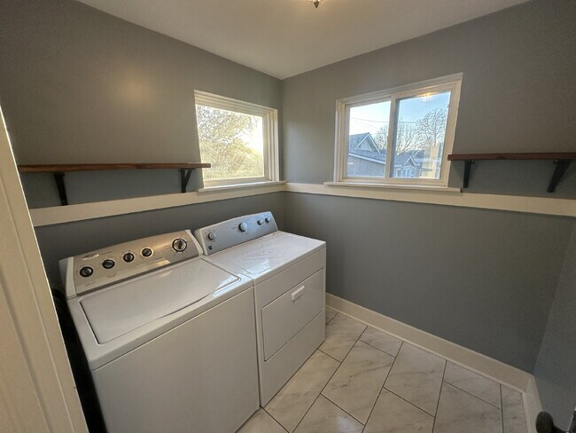 Foto del edificio - "Charming 3-Bed Oasis with Granite Touches & Cozy Fireplace in Nampa!"