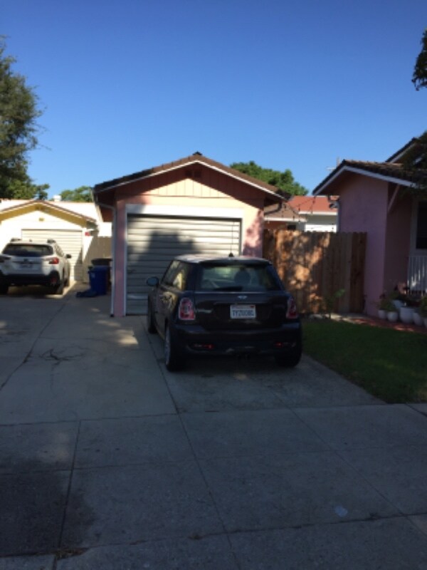 Building Photo - 1401 San Andres St