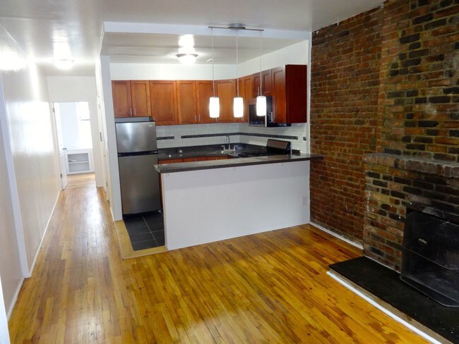 Building Photo - 251 W 26th St