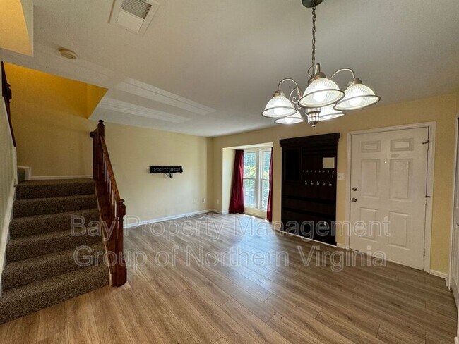 Foto del edificio - 6085 Netherton St