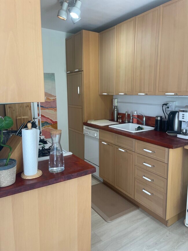 Foto del edificio - 2325 42nd St NW