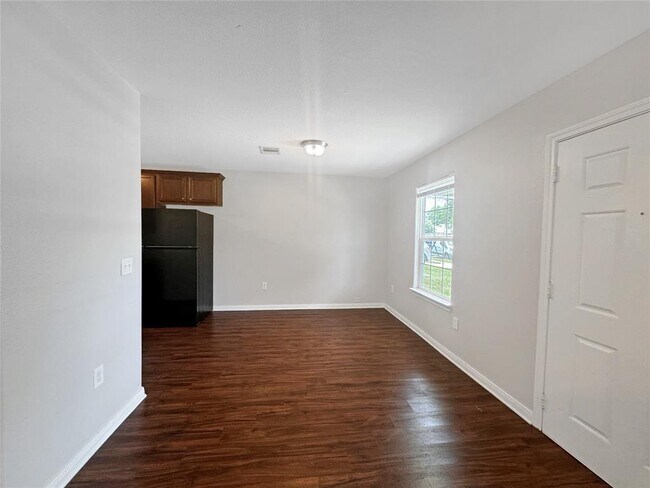 Building Photo - 7405 Blue Jay Dr