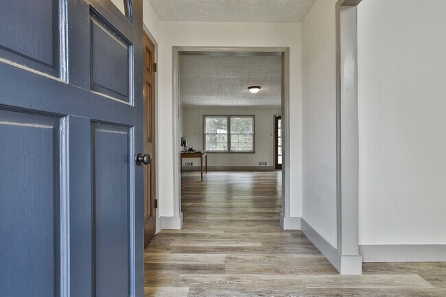 Foto del edificio - 5011 Pineview Terrace