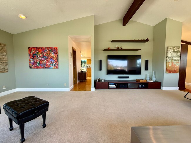 Foto del edificio - Unique 4 Bedroom House with OCEAN VIEWS in Sunset Cliffs! Fully Furnished! 6 Month Lease Term!