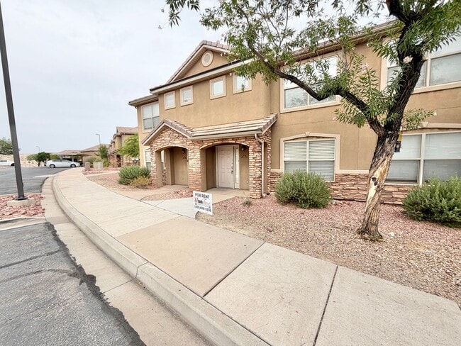 Building Photo - 3155 S Hidden Valley Dr