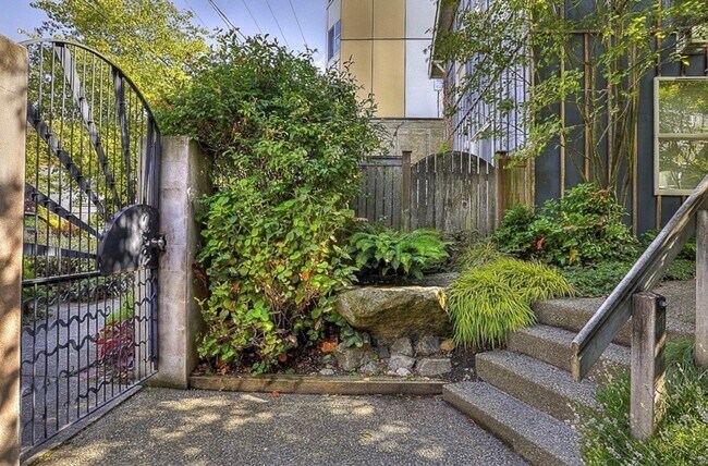 Building Photo - Capitol Hill Townhome