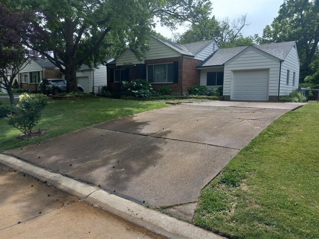 Building Photo - 1315 Pinetree Ln