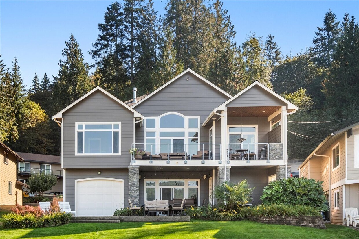 Primary Photo - Luxurious 5BD/3BA Summit Lake Home