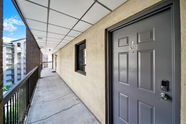 Foto del edificio - Lovely Two Bed Two Full Bath Condo in Fort...