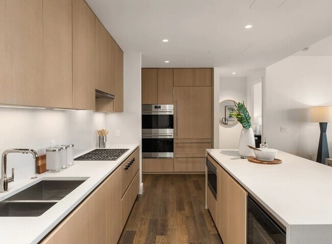 Building Photo - Exclusive Luxury Condo Located In The Ritz-Carlton of Portland - Breathtaking Views, Gym, Pool, S...