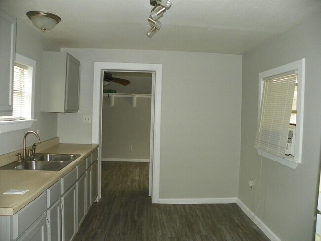 Foto del edificio - 8500 Dungan St