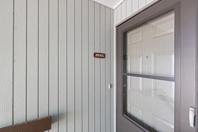 Building Photo - 1 BR unit, 1 Bath available now