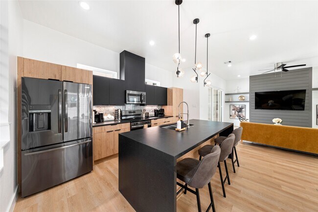 Building Photo - 3008 Delano St
