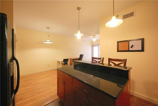 Building Photo - 711 W 26th St