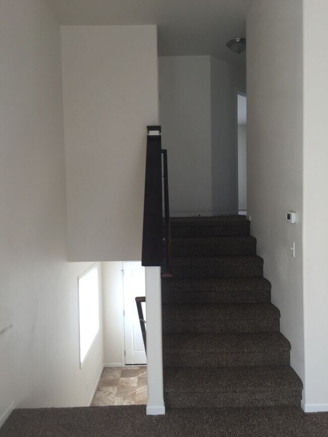 Building Photo - 505 E Foxtail Dr