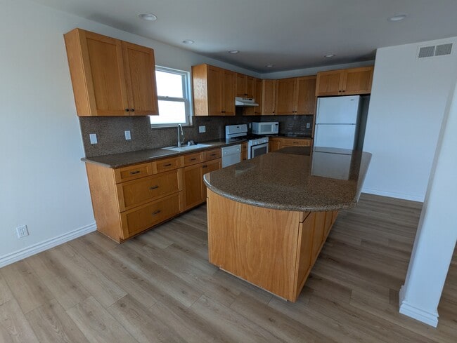 Building Photo - 3112 Manhattan Ave