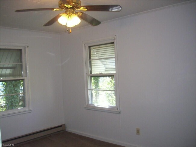 Foto del edificio - 3 Beds/1 Bath - COMING SOON!