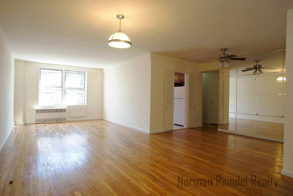 Foto principal - 1745 E 12th St