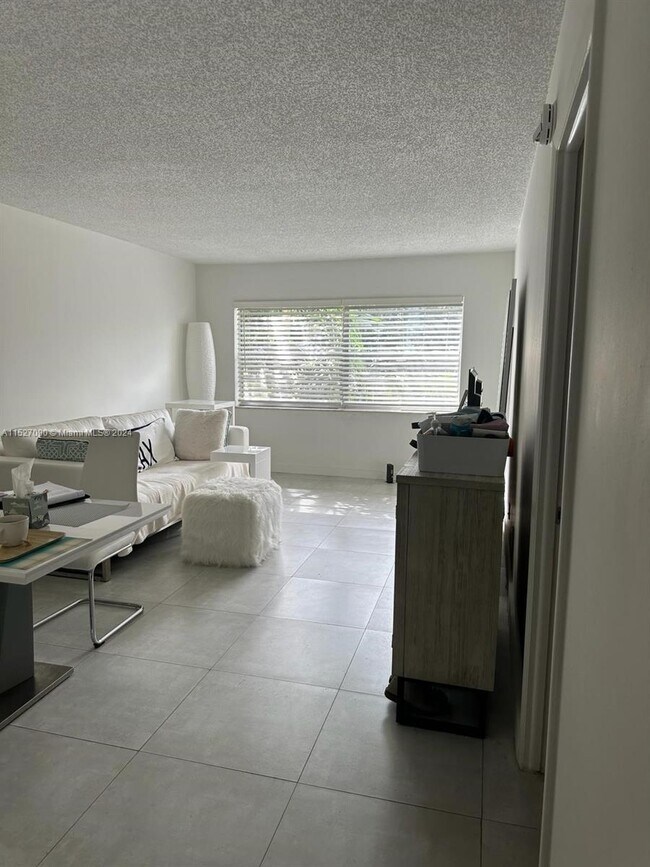 Building Photo - 5111 W Oakland Park Blvd