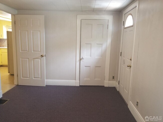 Building Photo - 74 Glencourt Ave