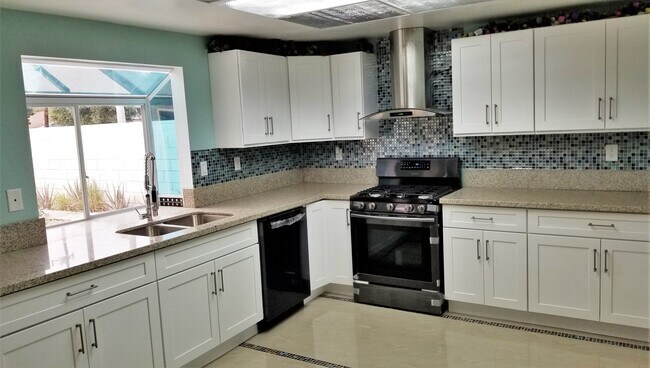 Foto del edificio - 4 Bedrooms, 3 Baths, 2,809 sq. ft. Home in Canoga Park