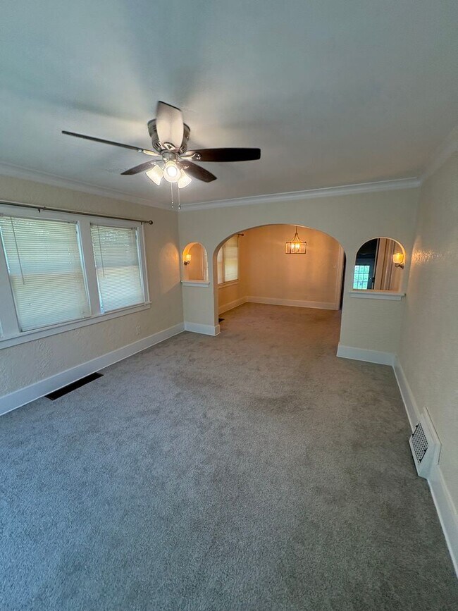 Building Photo - 813 W Maywood Ave
