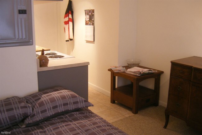 Building Photo - Studio, 1 bath  - 112 Mount Auburn St