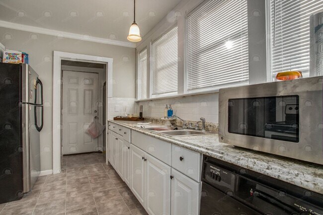 Foto del edificio - 2233 E 69th St