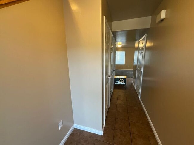 Building Photo - 3 bdrm 2 bath Townhouse- Swimming pool in ...