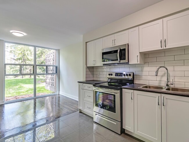 Building Photo - 95 Decarie Cir