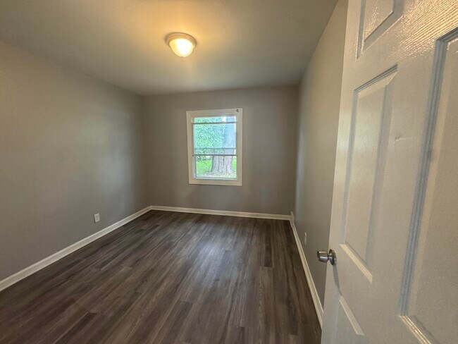 Building Photo - 1735 Meadow Ln