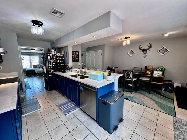 Foto del edificio - Beautiful End Unit Townhouse