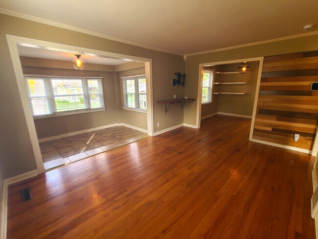 Foto del edificio - 8217 Belleview Ave