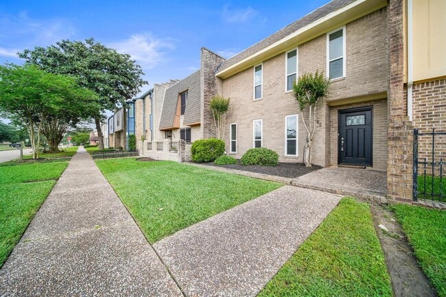 Building Photo - 2466 Country Club Dr