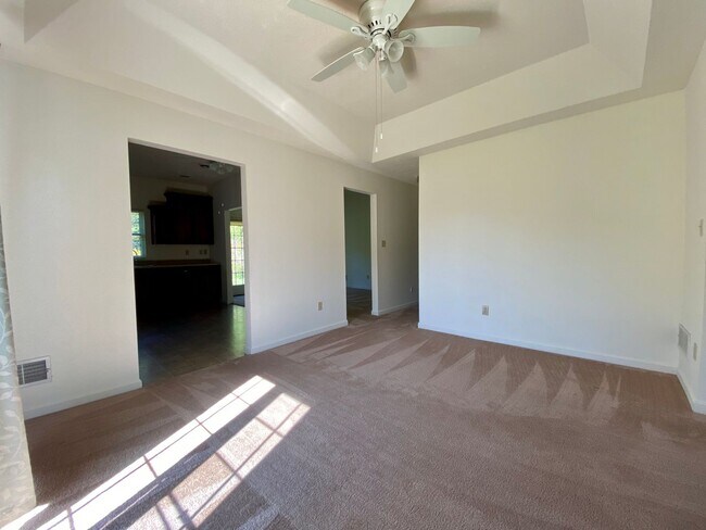 Building Photo - Luxury Townhome on Private Drive